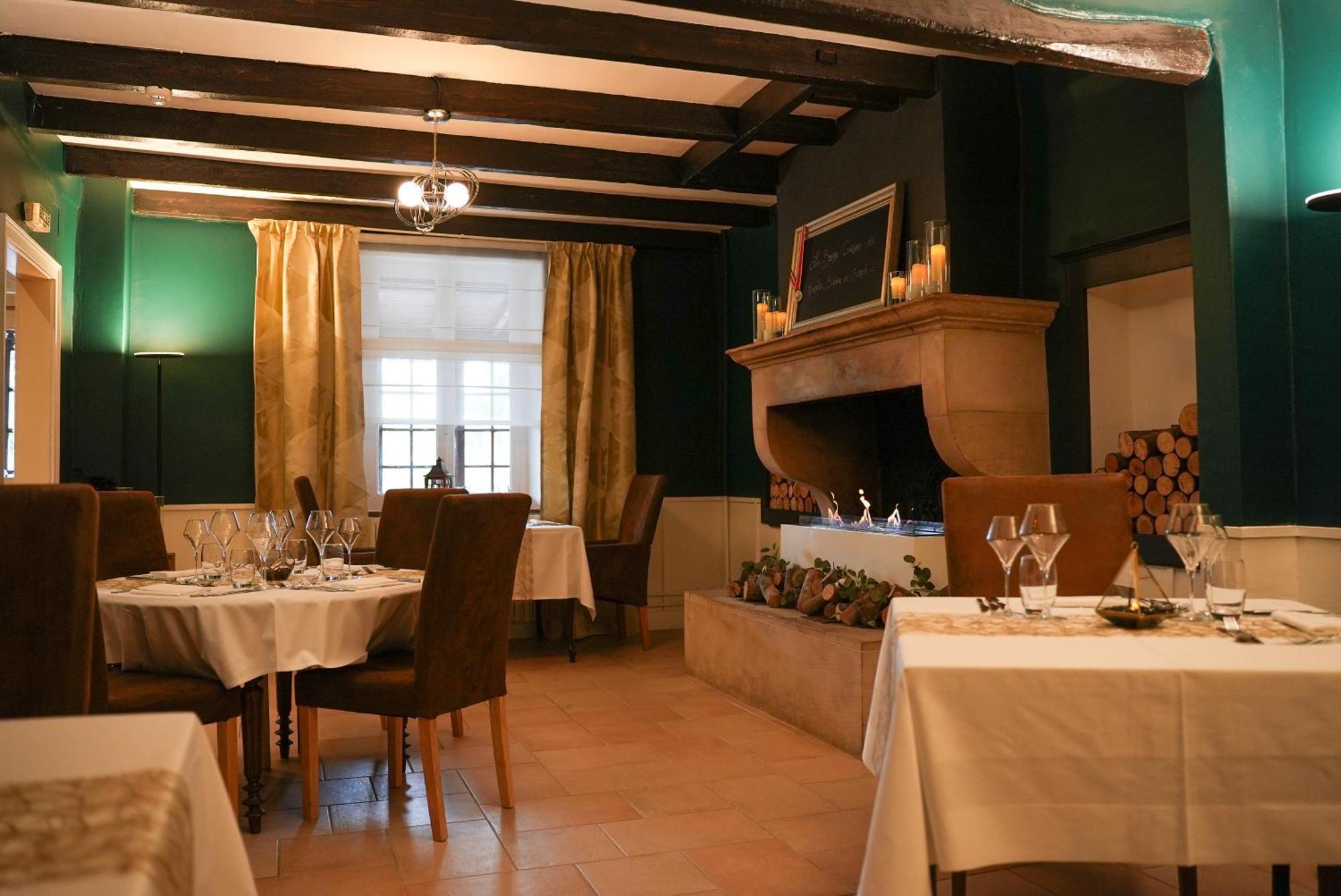 Готель Logis Le Relais De La Voie Sacree Issoncourt Екстер'єр фото